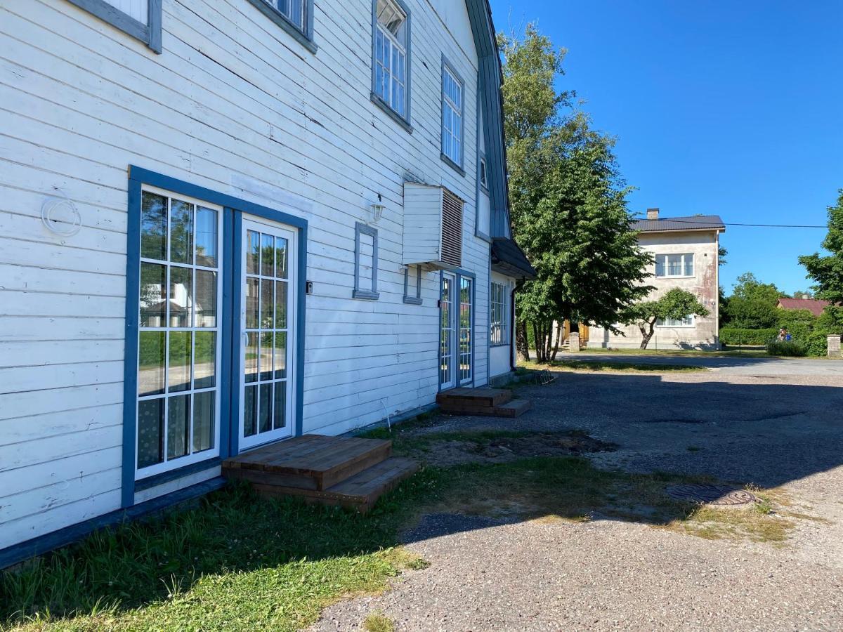 Captain'S House - Kaptenimaja - Apartments Kärdla Exteriör bild
